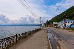 Te main coast road through Listvyanka
