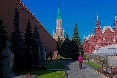 Kremlin wall necropolis with state historical museum in background.